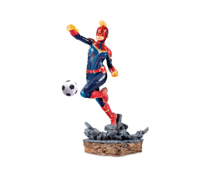 Capitana Marvel también lucha dentro de una cancha de fútbol